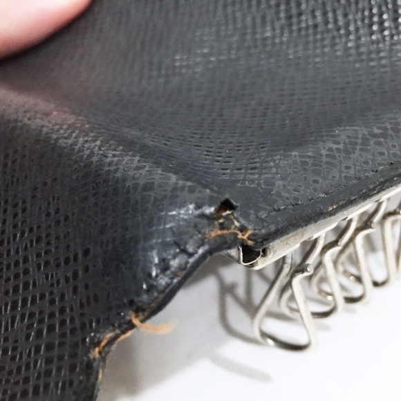 Louis Vuitton black taiga 6 key ring wallet - Picture 3 of 8